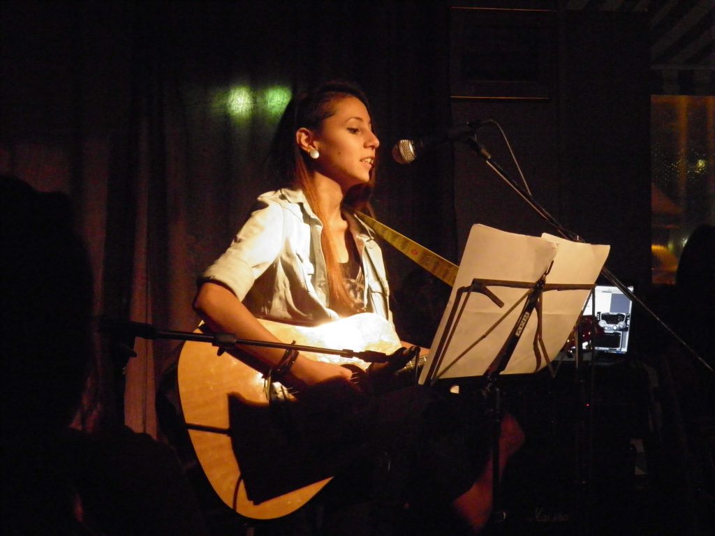 Cantante con guitarra show muestra CDC ATLA